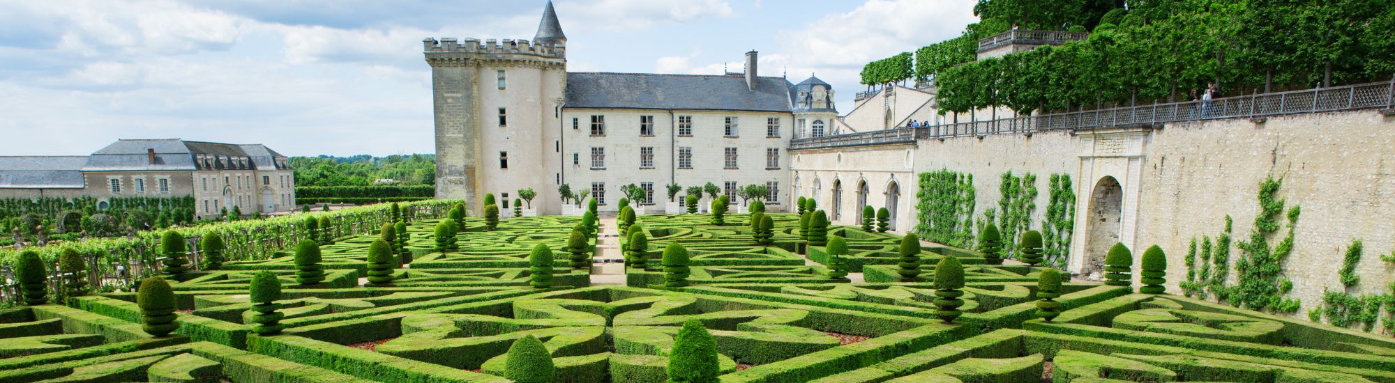 Un chateau et son jardin à la française. 