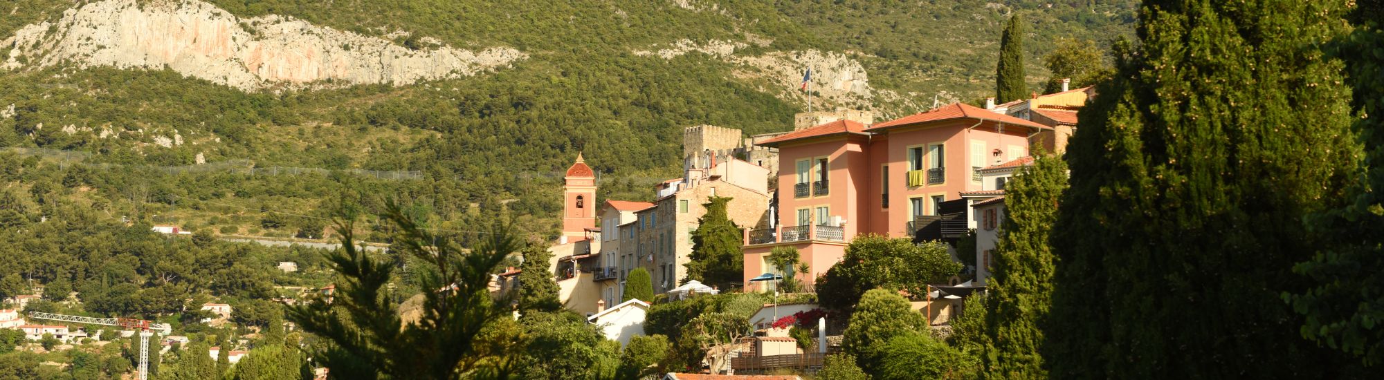 Un village dans les montagnes en Provence. 